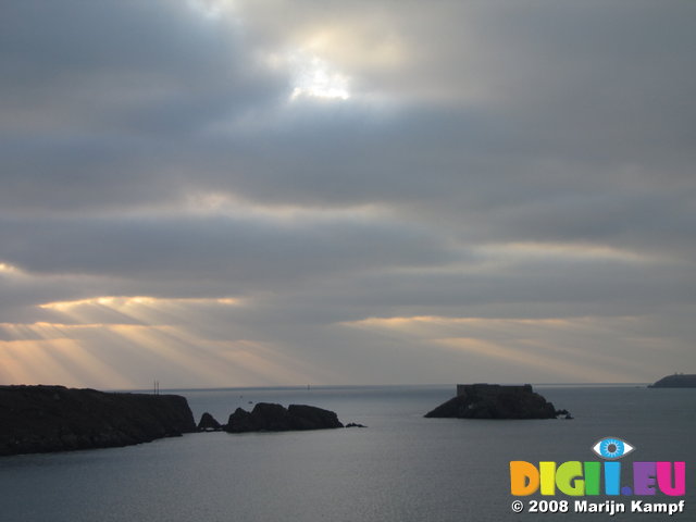 SX01226 Sunrays over Milford Haven entry